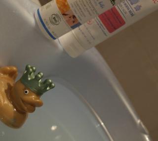 Quand bébé prend son bain, c’est le pied ! Quand bébé prend son bain, c’est le pied !