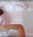 La technique du bain enveloppé pour diminuer le stress du bébé avec BaBiBop