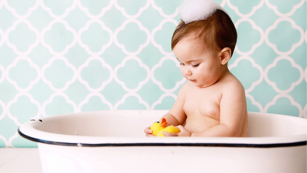 Quand bébé prend son bain, c’est le pied !