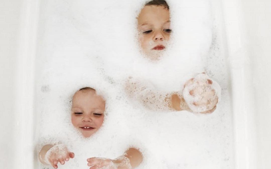 Le bain quand bébé a grandi