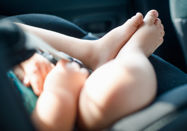 Voyager avec bébé en voiture – le siège auto