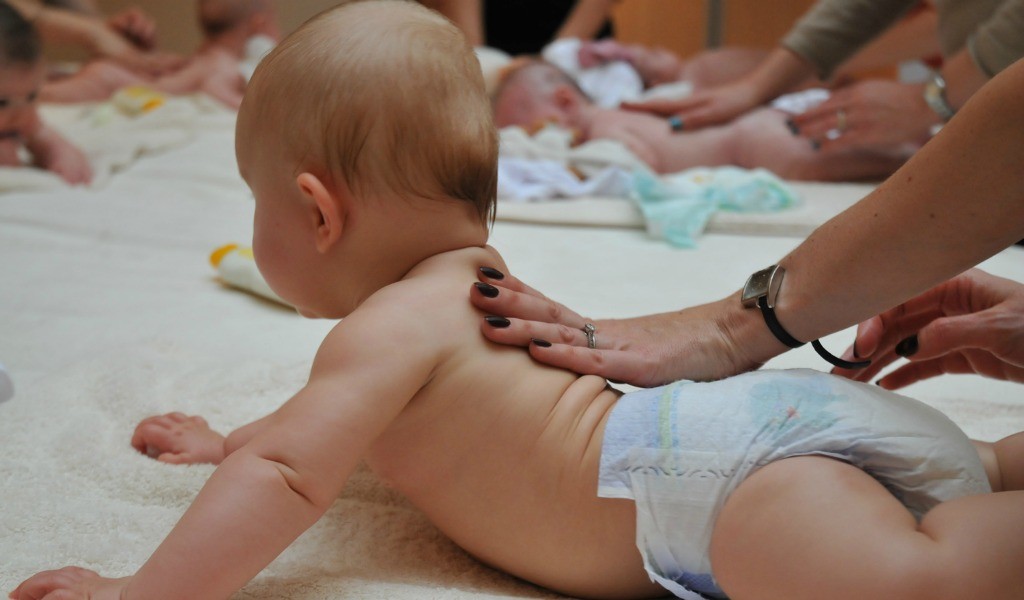 Atelier-massage-bebe-rencontre-jeunes-mamans-After-Mum-to-be-Party-02