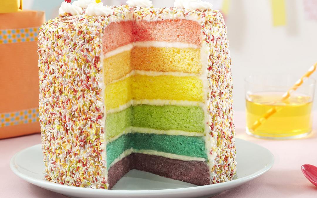 Gâteau d’anniversaire : la recette des mini rainbow cakes