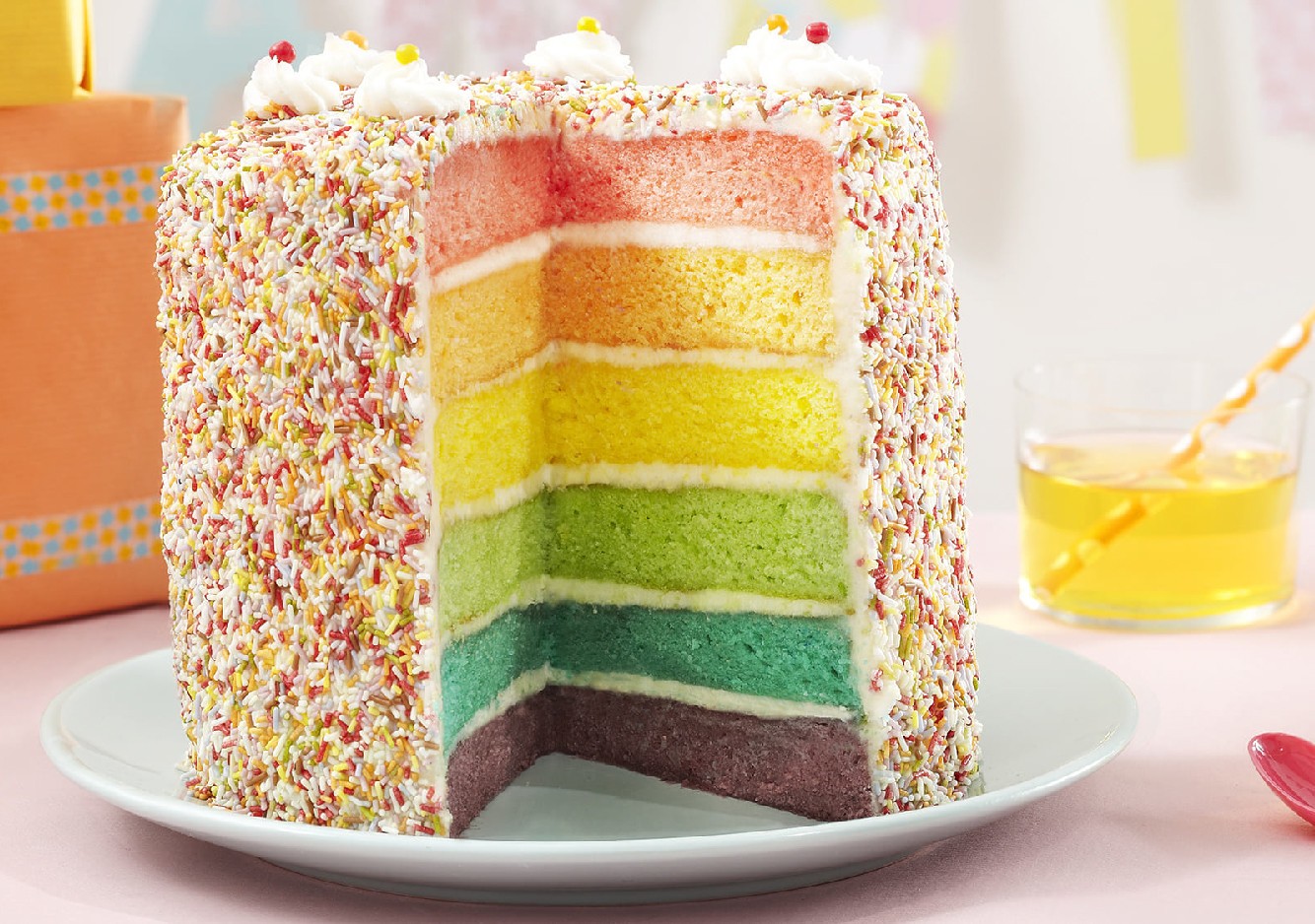 Gâteau d'anniversaire : la recette des mini rainbow cakes