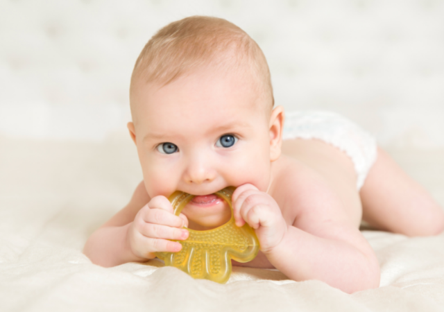 Soulager bébé durant les poussées dentaires