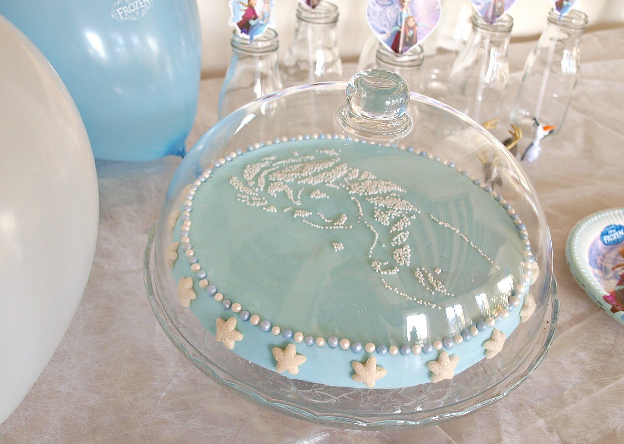 gateau-anniversaire-deco-reine-des-neiges-mumtobeparty