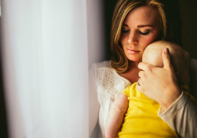 Bébés et syndrome de la tête plate : les coussins de tête divisent