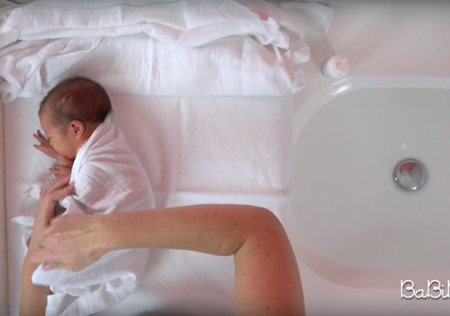 La technique du bain enveloppé pour diminuer le stress du bébé avec BaBiBop