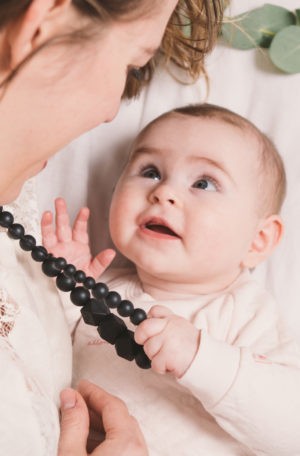 Collier d'allaitement chic perles noires