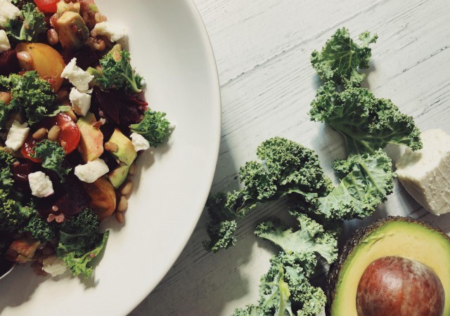 Salade chaude de betterave, chou kale, quinoa et chèvre avec Nourish Paris