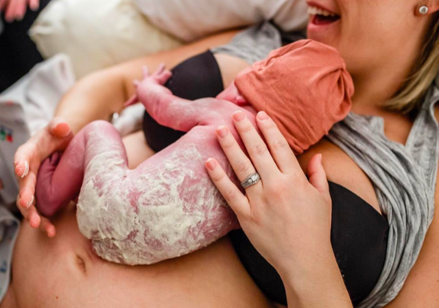 L’importance de conserver le vernix sur la peau de bébé