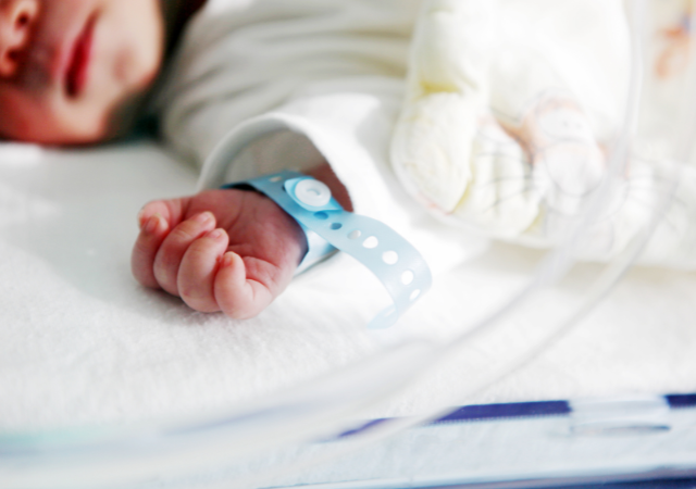 Importance de conserver le vernix sur la peau de bébé à sa naissance et de retarder le bain