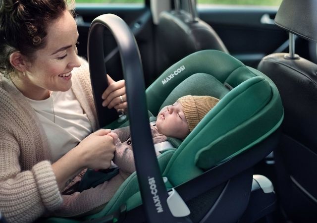 Quand passer du cosy au siège auto ?, Autour de bébé