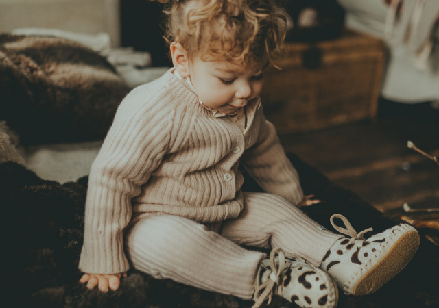 Premiers Pas De Bébé Fille. Trois Paires De Chaussures Nouveau-né Variété  Sur Fond De Plancher En Bois, Vue De Dessus. Chaussures Pour Enfants,  Bottillons Et Chaussures Souples Pour Bébés D'affilée. Banque D'Images