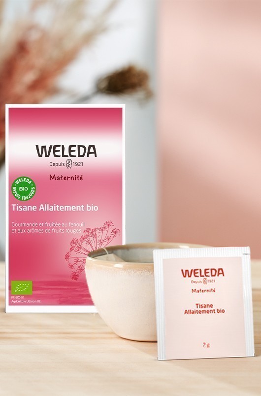 La tisane allaitement aux fruits rouges et à la framboise Weleda vous  accompagne sereinement.