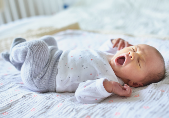 Sommeil après la naissance de bébé : le vrai / faux