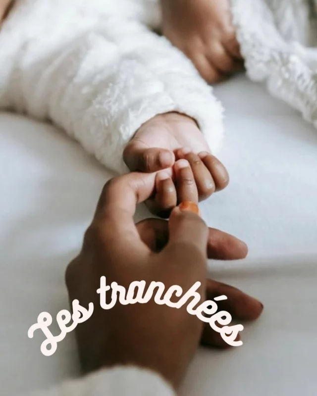 🌸 Les “tranchées” post-accouchement : on en parle ? 🌸

Après l’accouchement, il y a les premiers moments magiques avec bébé… et aussi des aspects physiques auxquels on n’est souvent pas préparé. Parmi eux, les fameuses “tranchées”.

👉 Mais au fait, c’est quoi les tranchées ?

Les tranchées, ce sont ces contractions parfois intenses de l’utérus qui surviennent après l’accouchement. Leur rôle est essentiel : elles permettent à l’utérus de retrouver progressivement sa taille normale après les mois de grossesse. Ces contractions sont causées par la libération de certaines hormones, notamment l’ocytocine (surnommée « hormone de l’amour »), qui est aussi libérée pendant l’allaitement, ce qui peut rendre les tranchées plus fréquentes ou plus intenses à ce moment-là.

👉 Comment se manifestent-elles ?

Les tranchées peuvent être ressenties comme des crampes ou des douleurs dans le bas-ventre, semblables aux douleurs de règles mais parfois plus intenses, surtout lors des premiers jours post-partum. Ces douleurs peuvent varier en intensité d’une femme à l’autre, et sont souvent plus marquées après une deuxième ou troisième grossesse.

Les premières semaines post-partum sont un moment où notre corps travaille dur pour se remettre, et il est important de s’accorder le droit de se reposer, de demander de l’aide et de prendre soin de soi. 🌱

Si tu ressens ces tranchées, sache que c’est normal, et que tu n’es pas seule ! 🤗 Pense à prendre du temps pour toi, écouter ton corps et en parler si besoin. Ensemble, on traverse ces étapes en s’encourageant les uns les autres. ❤️

👉 N’hésitez pas à partager en commentaires vos astuces pour mieux gérer cette période, et n’oubliez pas : chaque petit pas compte, et vous faites un travail incroyable ! 💪

#PostPartum #Parentalité #PrendreSoinDeSoi #Tranchees #Maternite